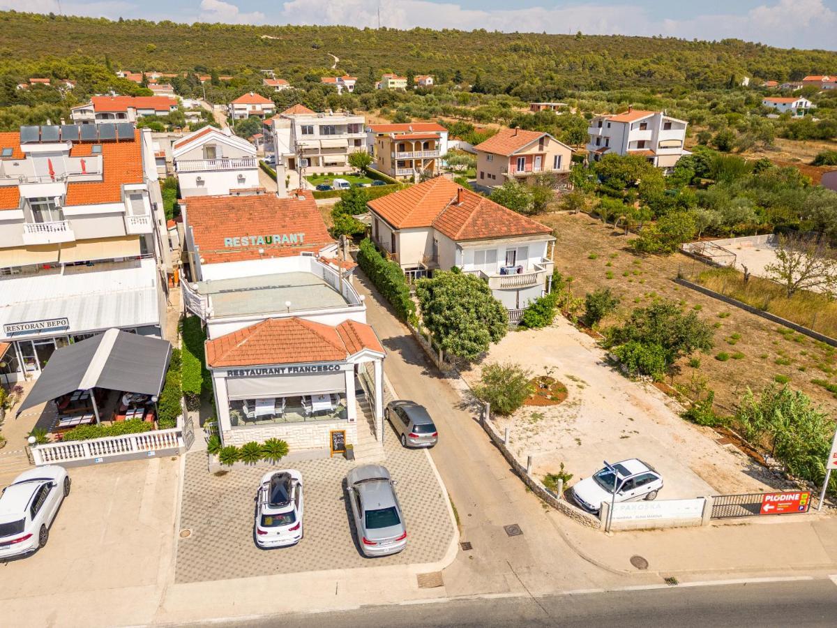 Rooms & Apartments Niko Sukošan Kültér fotó